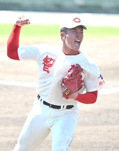 智弁和歌山対市和歌山　5回裏市和歌山2死一、二塁　辻丸佑樹を見逃し三振に抑えガッツポーズをする渡辺颯人(撮影･石井愛子)