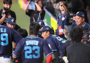 全パ対全セ　円陣で声出しする全パ野村(右から2人目)
