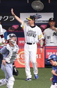 全パ対全セ　選手交代を告げる小久保監督(撮影･上田博志)