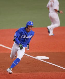 全パ対全セ　5回表全セ2死、右三塁打を放った岡林は悪送球の間に一気に生還する(撮影･上山淳一)