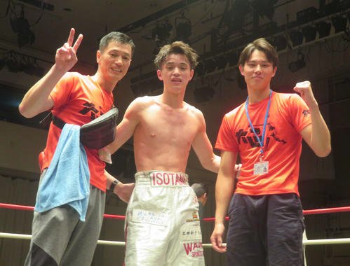 東日本新人王予選の初戦で判定勝利した磯谷広太(中央)。左端は父和広トレーナー、右端は日本ユース･ウエルター級王者の兄大心