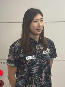 世界選手権が行われるシンガポールへの出発前、羽田空港で思いを語る池江璃花子(撮影･松本航)