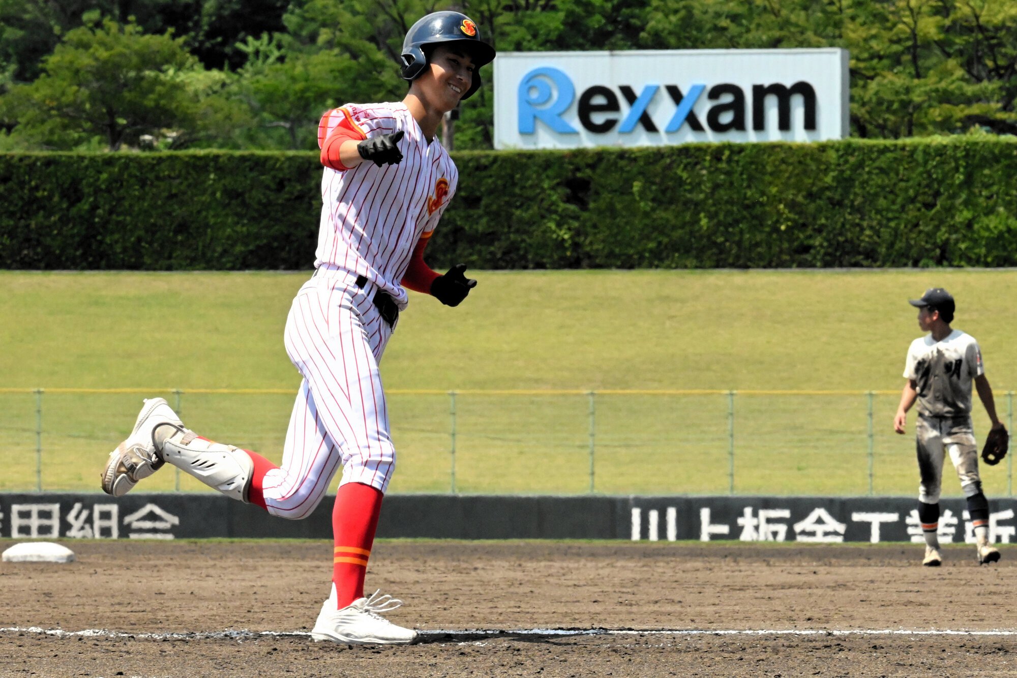 本塁打を放ち、味方ベンチに笑顔を見せながら三塁をまわる井上=2025年7月23日、高松、木野村隆宏撮影