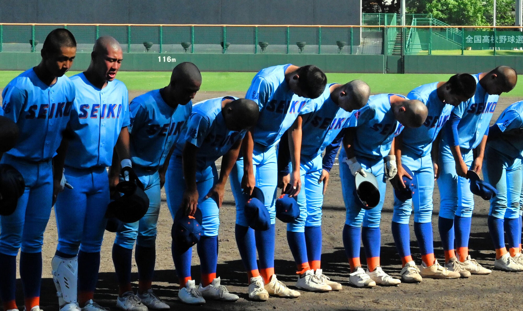 試合に敗れ、応援席にあいさつをする生光学園の選手たち=2025年7月23日午後4時0分、むつみ、鈴木史撮影