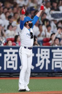 全パ対全セ　3回裏全パ無死一、二塁、頓宮が3点本塁打を放ち、喜ぶ日本ハム新庄監督(撮影･前田充)