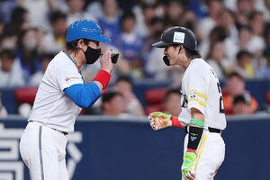 全パ対全セ　4回裏全パ1死三塁、周東(右)にサングラスを見せる日本ハム新庄監督(撮影･前田充)
