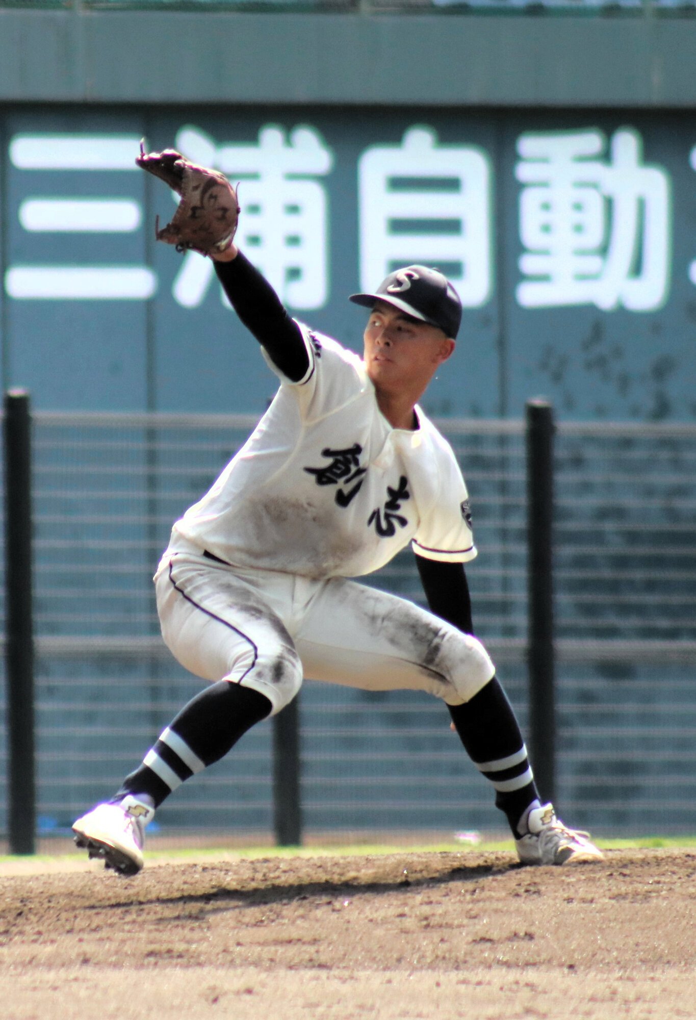 創志学園―岡山学芸館　救援して力投する創志学園の明星大翔投手=2025年7月23日、マスカット、大野宏撮影