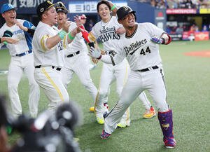 全パ対全セ　3回裏全パ無死一、二塁、3点本塁打を放ち｢ほいさー｣を決める頓宮(右)(撮影･前田充)