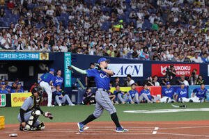 全パ対全セ　ホームランダービーで本塁打を放つ阪神佐藤輝(撮影･前田充)