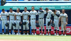 岩倉対帝京　岩倉に敗れ、うなだれる帝京ナイン(撮影･菅敏)