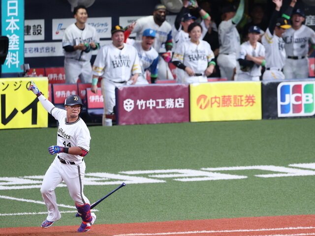 三回裏全パ無死一、二塁、3点本塁打を放ったオリックスの頓宮と盛り上がる全パのベンチ＝有元愛美子撮影