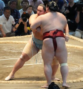 琴勝峰(左)は隆の勝を寄り切りで破る＝日刊スポーツ