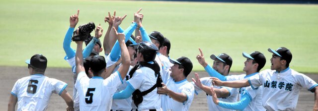 3年ぶりの夏の甲子園出場を決めた山梨学院＝いずれも中小路徹撮影
