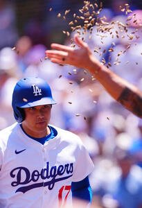 ドジャース対ツインズ　1回裏ドジャース無死、先制ソロ本塁打を放ちヒマワリの種を浴びる大谷(撮影･垰建太)