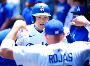 ドジャース対ツインズ　1回裏ドジャース無死、先制ソロ本塁打を放ちロハス(手前)とポーズを決め合う大谷(撮影･垰建太)