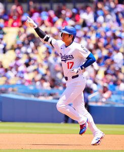 ドジャース対ツインズ　1回裏ドジャース無死、先制ソロ本塁打を放ちポーズを決める大谷(撮影･垰建太)