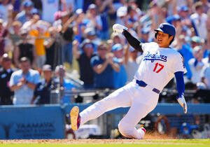 ドジャース対ツインズ　9回裏ドジャース2死満塁、フレディ･フリーマンの適時打でサヨナラの生還を果たす二走大谷(撮影･垰建太)