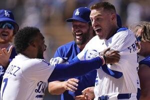 サヨナラ安打を放ったドジャースのフリーマン(右)は同僚から祝福を受けた(AP)