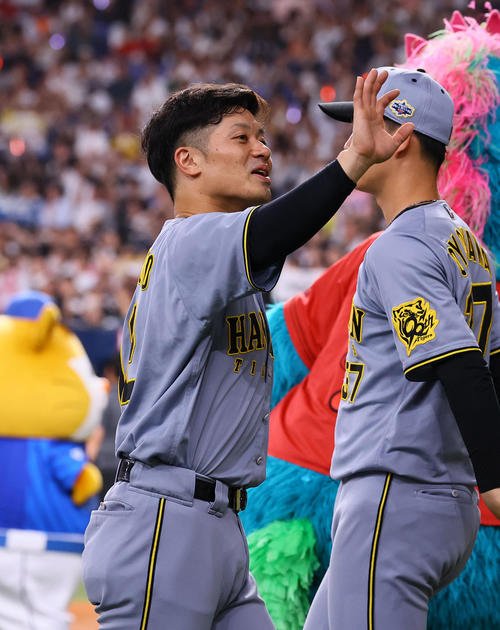全パ対全セ　ファンに手を振る全セ坂本(撮影･藤尾明華)