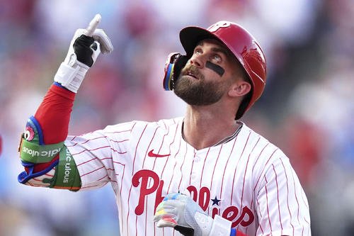 14号ソロを放ち、メジャー通算350本塁打に到達したフィリーズのブライス･ハーパー(AP)