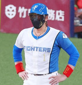 全パ対全セ　4回裏全パ2死三塁、三走周東の方向を向いてサングラスから電光で｢スクイズ｣の文字を出す新庄三塁コーチ(撮影･加藤哉)