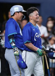 全パ対全セ　言葉を交わす阪神大山(左)とDeNA牧(撮影･前田充)