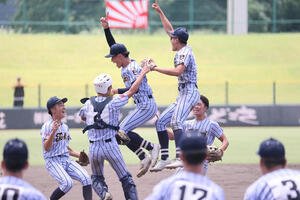 有明対東海大熊本星翔　優勝を飾った東海大熊本星翔ナインはマウンドに集まり歓喜の表情(撮影･梅根麻紀)