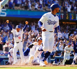 ドジャース対ツインズ　9回裏ドジャース2死満塁、フレディ･フリーマンの適時打でサヨナラの生還を果たす二走大谷(中央)(撮影･垰建太)