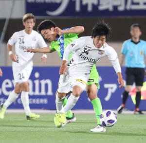 2018年5月、競り合う長崎MF名倉巧