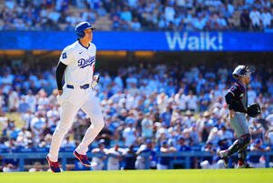 ドジャース対ツインズ　9回裏ドジャース2死一塁、申告敬遠で出塁する大谷(撮影･垰建太)