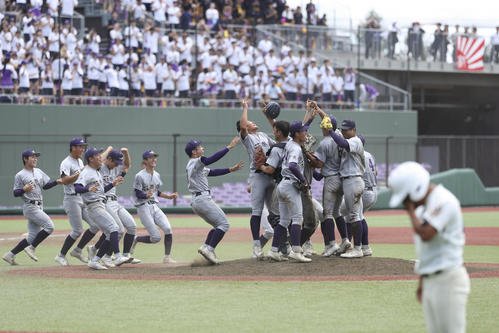 花巻東対盛岡大付　優勝が決まりマウンドに集まる花巻東ナイン(撮影･増田悦実)