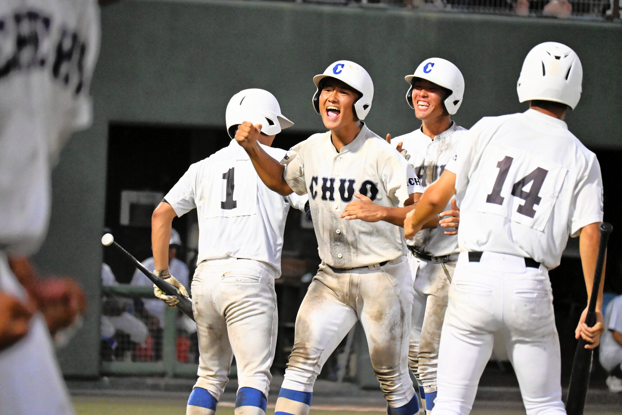 第107回全国高校野球選手権愛知大会　豊橋中央―杜若　八回表、本塁に生還し、ガッツポーズをする豊橋中央･松井蓮太朗選手=2025年7月23日、岡崎レッドダイヤモンド、堀内未希撮影