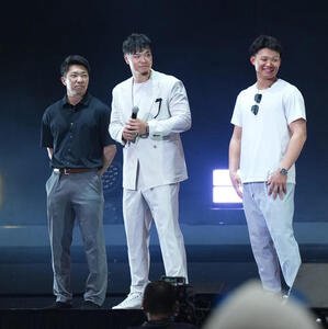 マイナビオールスターゲーム2025スペシャルステージに登壇する、左から阪神石井、佐藤輝、森下(撮影･菅敏)