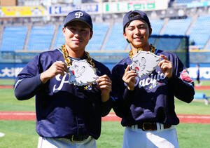 オールスター第2戦　全セ対全パ
ビッグチェーンネックレスをかけ笑顔の西武渡部聖(左)と楽天宗山(撮影･鈴木みどり)