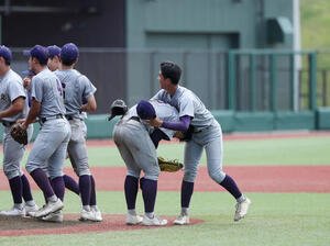 花巻東対盛岡大付　優勝し涙を流す古城(左)(撮影･増田悦実)