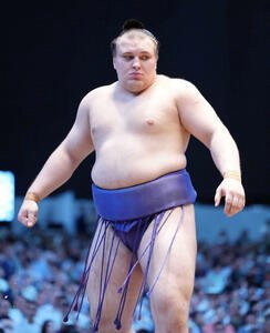 相手をにらむ安青錦(撮影･小沢裕)