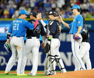 全セ対全パ　全セに勝利し、タッチを交わす全パナイン(撮影･鈴木みどり)