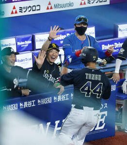 全セ対全パ　9回表全パ1死、頓宮(手前)の左越えソロ本塁打を喜び迎える小久保監督(撮影･鈴木正人)