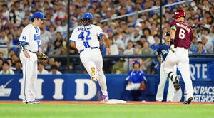 全セ対全パ　8回表全パ2死、村林の投ゴロで、自ら一塁ベースを踏むジャクソン。一塁手佐野(撮影･鈴木みどり)