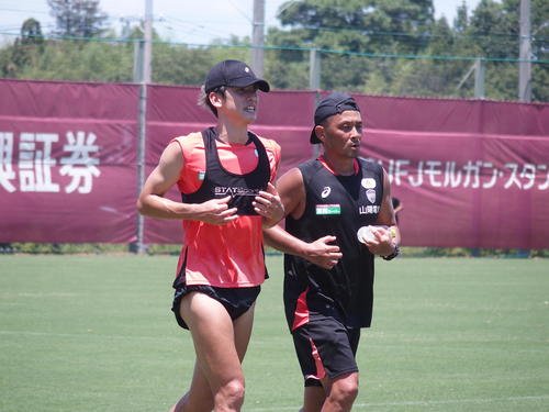 ランニングする神戸FW大迫(左)と菅原コーチ(撮影･永田淳)