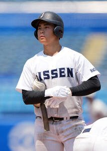 八王子実践対日大三　4回表八王子実践無死一塁、右前打を放つ岡本(撮影･小島史椰)