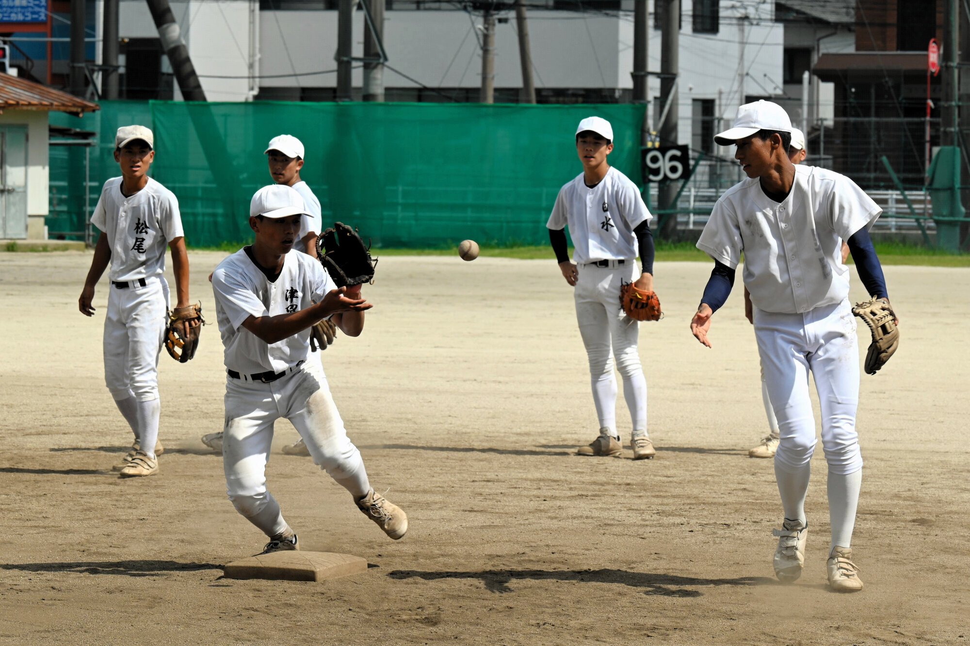 内野の連係を確認する佐賀北の選手=2025年7月24日午後3時15分、佐賀市天祐2丁目、森田博志撮影