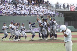 花巻東対盛岡大付優勝が決まりマウンドに集まる花巻東ナイン(撮影･増田悦実)