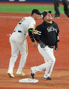全セ対全パ　2回表全パ2死一塁、二塁盗塁に失敗する山川(右)(撮影･足立雅史)