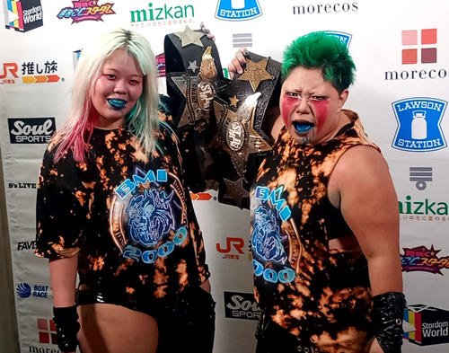 タッグのゴッデス王座を獲得したBMI2000の琉悪夏(左)と刀羅ナツコ