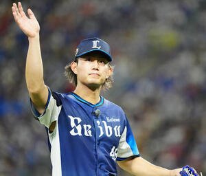 全セ対全パ　2回表途中、降板する全パ今井はファンの声援に応える(撮影･鈴木みどり)