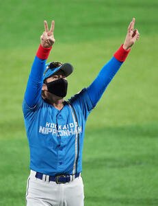 試合後、スタンドの声援にピースで応える日本ハム新庄監督(撮影･足立雅史)