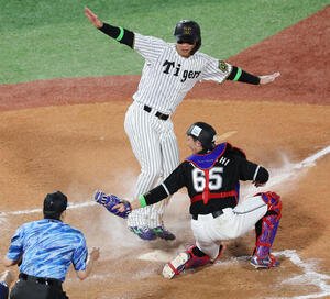 全セ対全パ　7回裏全セ2死二塁、佐野恵太の中前適時打で生還する森下(撮影･野上伸悟)