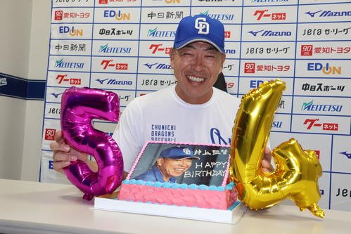 中日井上監督は54歳の誕生日を祝うケーキを前に笑顔(2025年7月24日、バンテリンドーム)