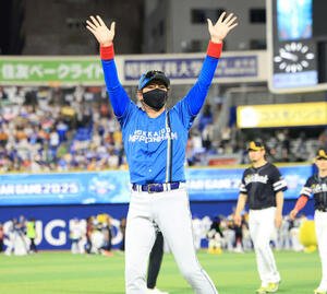 全セ対全パ　終了後の場内1周で手を振る日本ハム新庄監督(撮影･浅見桂子)